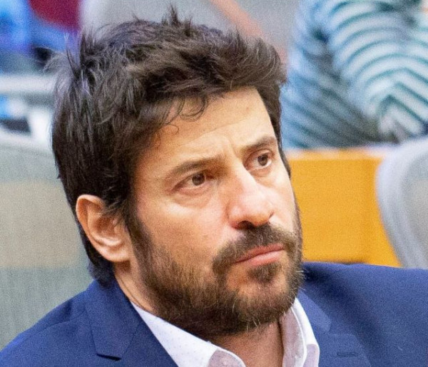 Ο Αλέξης Γεωργούλης τώρα και… τραγουδιστής