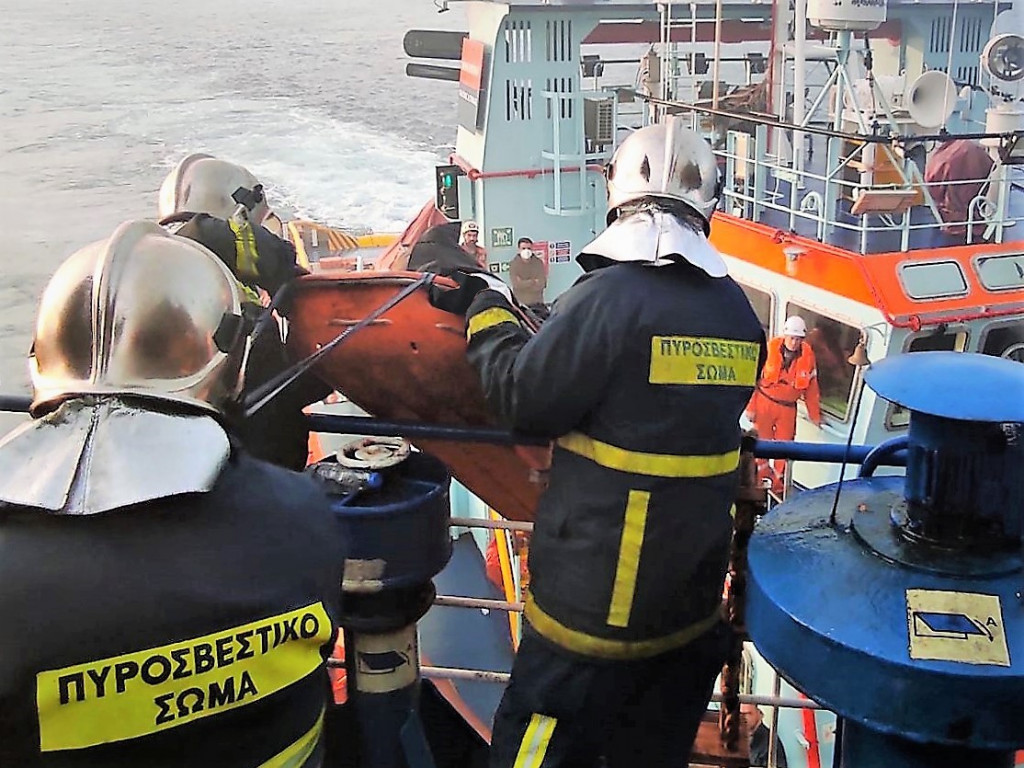 Κέρκυρα: Συγκλονιστικές εικόνες από τον εντοπισμό της απανθρακωμένης σορού στο φλεγόμενο πλοίο