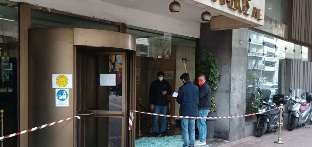 Νέα καταδρομική: Επίθεση με βαριοπούλες στο Μέγαρο του ΟΣΕ