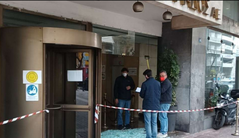 Νέα καταδρομική: Επίθεση με βαριοπούλες στο Μέγαρο του ΟΣΕ