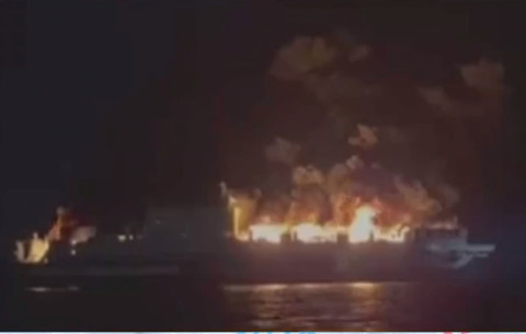 Παραδομένο στις φλόγες το πλοίο στην Κέρκυρα: Εγκατέλειψαν όλοι με σωσίβιες λέμβους - Ένας ελαφρά τραυματίας