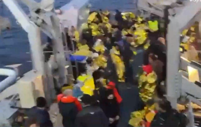 Κέρκυρα: Βίντεο ντοκουμέντο - Η στιγμή διάσωσης και μεταφοράς επιβαινόντων του Euroferry Olympia