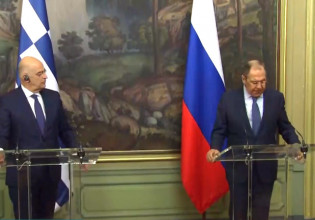 Απρόοπτο στη συνέντευξη Δένδια – Λαβρόφ: «Πνίγηκε» η διερμηνέας