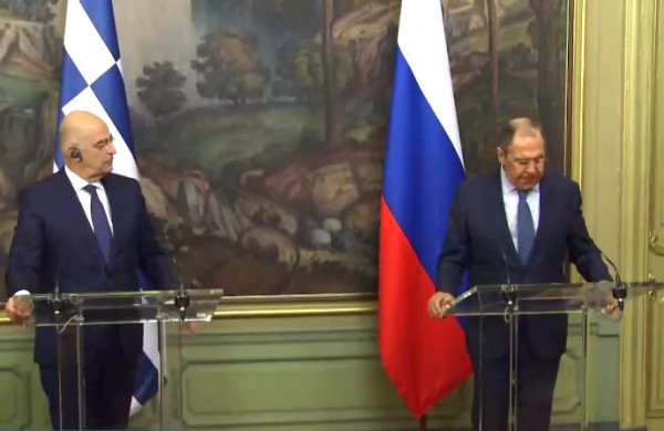 Απρόοπτο στη συνέντευξη Δένδια – Λαβρόφ: «Πνίγηκε» η διερμηνέας