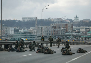 Πόλεμος στην Ουκρανία: Ανατινάζουν γέφυρα για να εμποδίσουν την προέλαση των Ρώσων στο Κίεβο