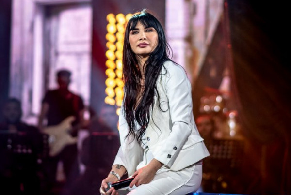 Σπίτι με το MEGA: Η Πάολα ερμηνεύει το «Κρύα αγκαλιά» στην πιο συγκινητική στιγμή της βραδιάς