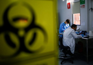 Κοροναϊός: Η Όμικρον προκαλεί λιγότερη βλάβη στους πνεύμονες σε σχέση με τη Δέλτα