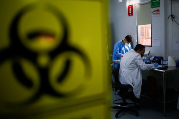 Κοροναϊός: Η Όμικρον προκαλεί λιγότερη βλάβη στους πνεύμονες σε σχέση με τη Δέλτα