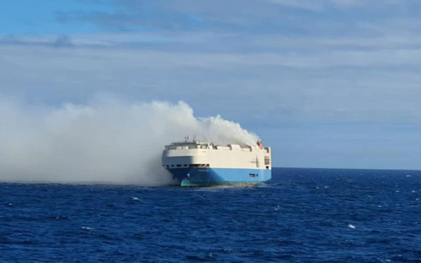 Αζόρες: Φωτιά σε φορτηγό πλοίο που μετέφερε πάνω από 1.000 Porsche