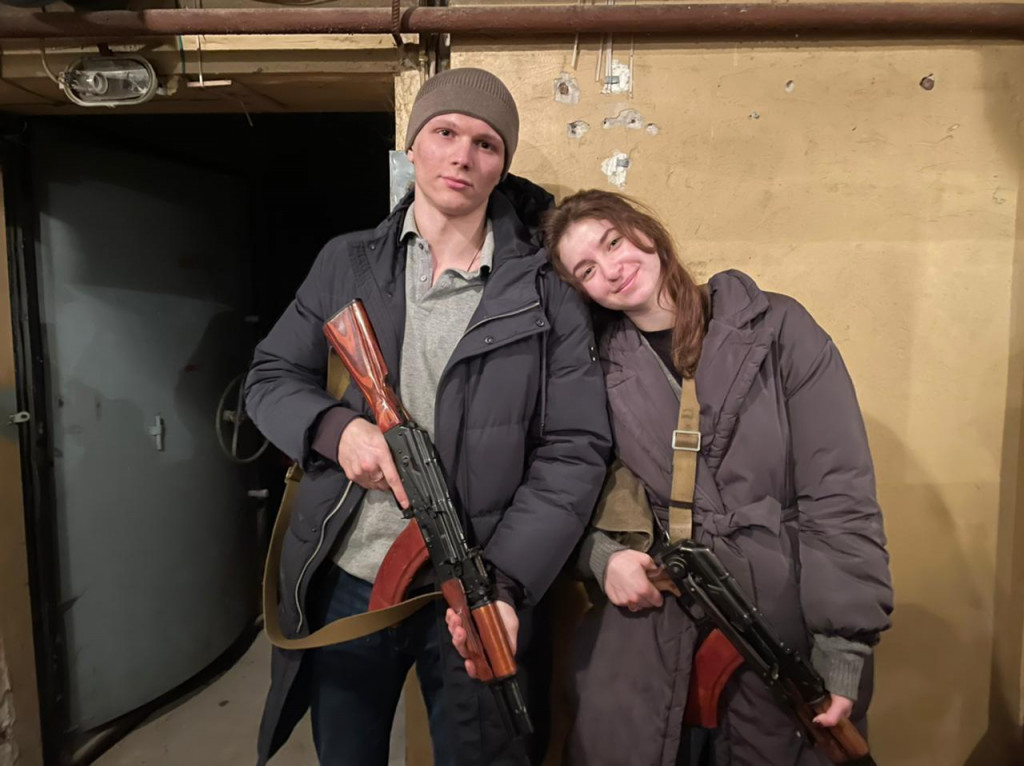Πόλεμος στην Ουκρανία: Νεόνυμφοι πέρασαν την πρώτη μέρα του γάμου του μαζεύοντας όπλα