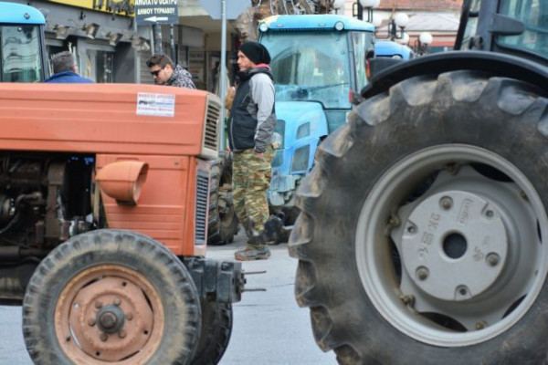 Θεσσαλονίκη: Στις πλατείες των χωριών ετοιμάζονται να κατεβάσουν τα τρακτέρ τους οι αγρότες