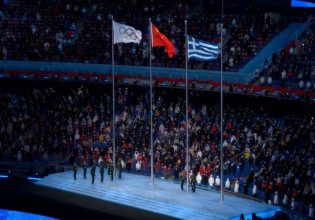 Χειμερινοί Ολυμπιακοί Αγώνες: Η Ελληνική Σημαία και ο Εθνικός Ύμνος στη «Φωλιά του Πουλιού» (video)