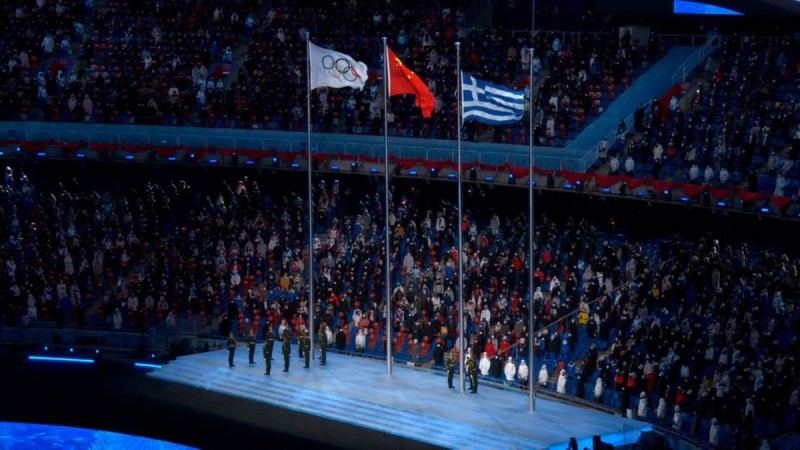 Χειμερινοί Ολυμπιακοί Αγώνες: Η Ελληνική Σημαία και ο Εθνικός Ύμνος στη «Φωλιά του Πουλιού» (video)