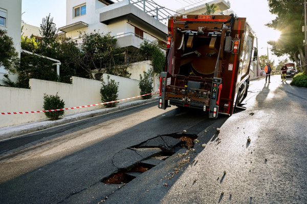 Αλιμος: Ανοιξε ο δρόμος και «κατάπιε» απορριμματοφόρο [εικόνες]