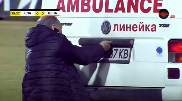 Ασθενοφόρο δεν μπορούσε να μεταφέρει τραυματία ποδοσφαιριστή γιατί «φράκαρε» η πόρτα του