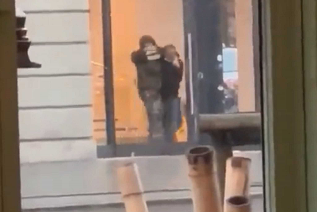 Άμστερνταμ: Ένοπλος κρατάει ομήρους στο κατάστημα της Apple