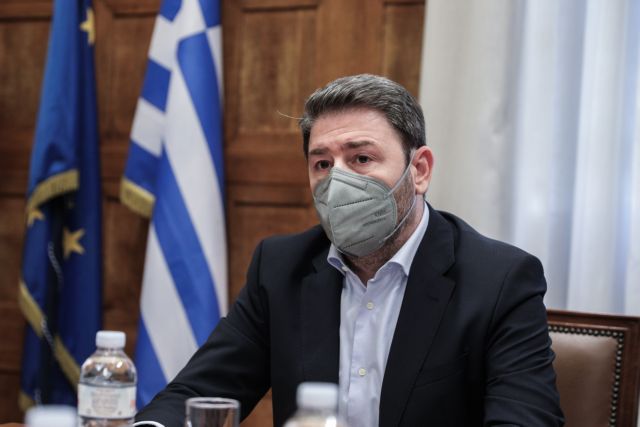 Ανδρουλάκης: ΝΔ και ΣΥΡΙΖΑ τηρούν ίσες αποστάσεις από Καραμανλή – «Λάθος» τα μπλόκα των αγροτών