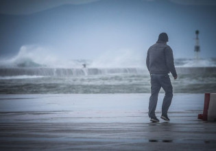 Καιρός: Ανεβαίνει η θερμοκρασία, παραμένουν οι θυελλώδεις άνεμοι