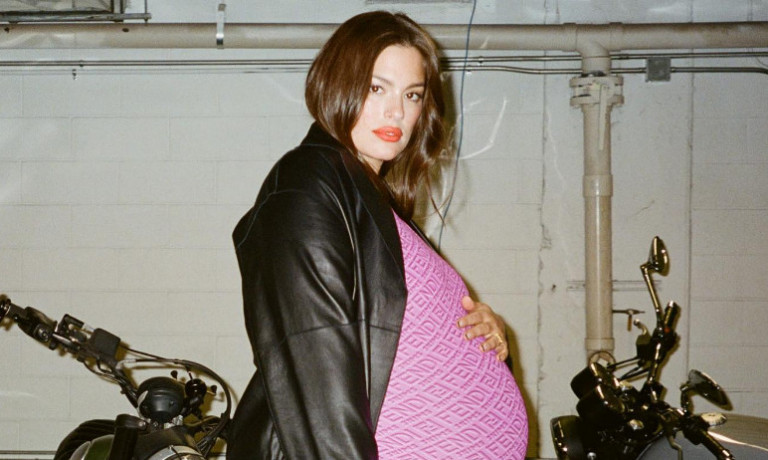 Άσλεϊ Γκράχαμ: Φωτογραφίζεται με τα νεογέννητα δίδυμα και «ρίχνει» το Instagram