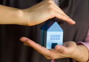 Δήμος Ηρακλείου Αττικής: Σπίτι δωρεάν για 2 χρόνια σε άπορους και γυναίκες θύματα βίας