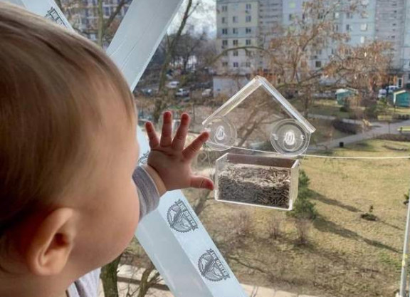 Κίεβο: «Σφραγίζουν» τα σπίτια εν όψει νέων βομβαρδισμών – Συγκλονιστική φωτογραφία με μωρό πίσω από τζάμι