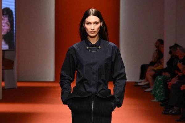 Μπέλα Χαντίντ: Δωρίζει μέρος των κερδών της από την Εβδομάδα Μόδας στην Ουκρανία