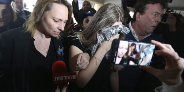 Αρθρο-φωτιά: Πώς τα ισραηλινά ΜΜΕ βίασαν… για δεύτερη φορά τη 19χρονη Βρετανίδα στην Κύπρο