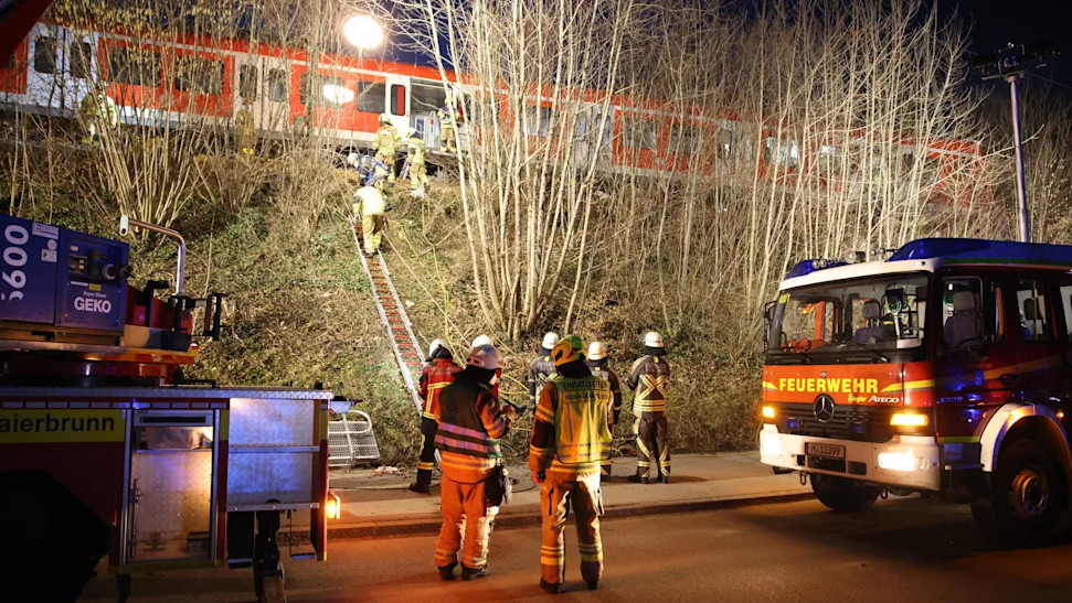 Σύγκρουση τρένων στο Μόναχο: Πληροφορίες για νεκρό και δεκάδες τραυματίες [Εικόνες]