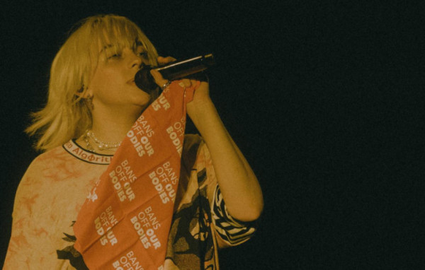 Billie Eilish: Διέκοψε συναυλία για να βοηθήσει θαυμάστριά της που δεν ένιωθε καλά