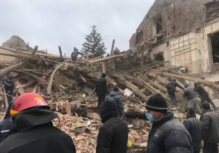 Ουκρανία: «Οι Ρώσοι έριξαν θερμοβαρική βόμβα» καταγγέλλει ο δήμαρχος της Οκτρίκα