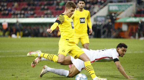 «Κόλλησε» η Ντόρτμουντ κόντρα στην Άουγκσμπουργκ