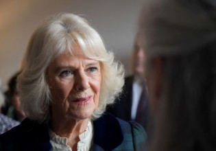 Καμίλα Πάρκερ Μπόουλς: Η πρωταγωνίστρια των ημερών μέσα από μια ιστορία αγάπης 50 ετών