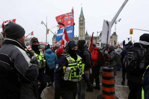 Καναδάς: Εκτός ελέγχου η κατάσταση στην Οτάβα – «Χάνουμε τη μάχη με τους διαδηλωτές» λέει ο δήμαρχος