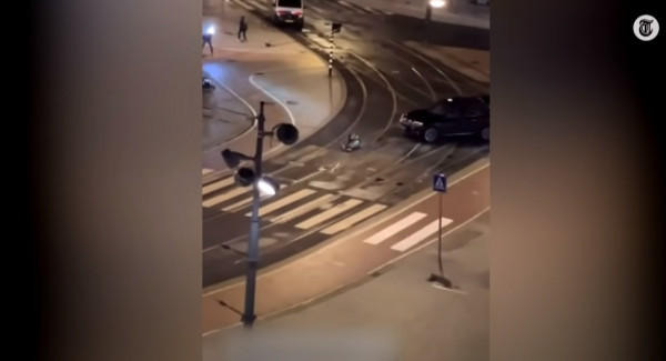 Άμστερνταμ: Η στιγμή που περιπολικό χτυπάει και ακινητοποιεί τον δράστη της ομηρίας