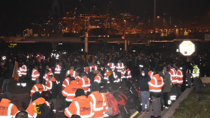 Cosco: Απεργούν οι εργαζόμενοι - ΜΑΤ στο λιμάνι