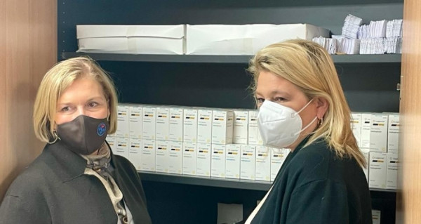 Κοροναϊός: Στις αποθήκες διανομής των αντιικών χαπιών η Μίνα Γκάγκα