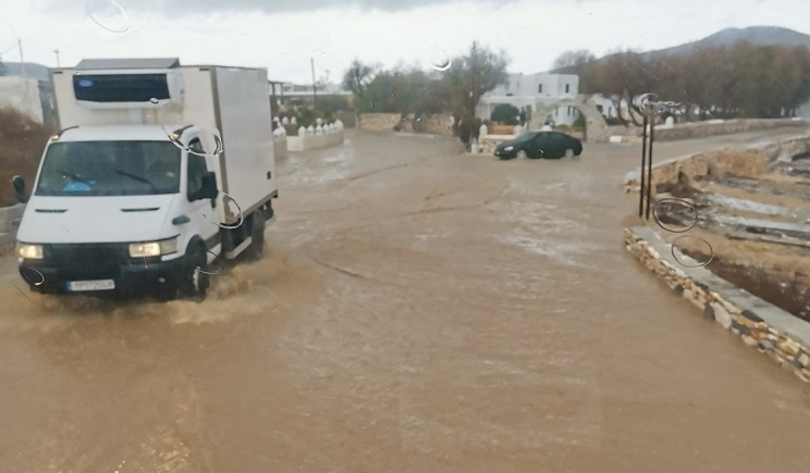 Πάρος: Πλημμύρισαν οι δρόμοι από την πολύωρη βροχόπτωση