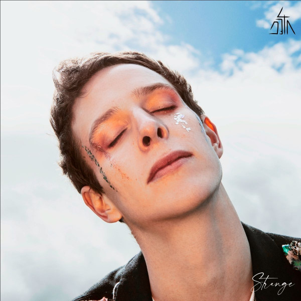 D3lta: «Strange», ένα οδοιπορικό στην αγάπη και τον λαβύρινθο μιας σχέσης.