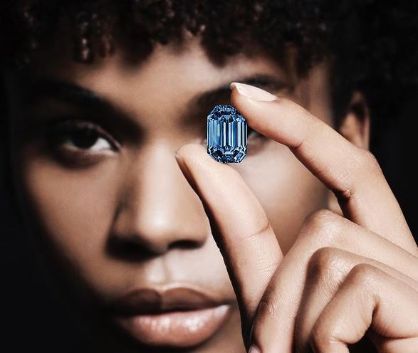 Τιμή που ζαλίζει: Σε δημοπρασία το μεγαλύτερο μπλε διαμάντι