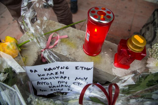 Θεσσαλονίκη: Λουλούδια από την ΚΝΕ στο σημείο της δολοφονίας του 19χρονου