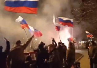 Απόφαση Πούτιν: Πανηγυρίζουν με ρωσικές σημαίες και πυροτεχνήματα στο Ντονέτσκ και το Λουγκάνσκ