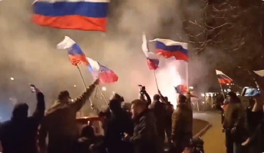 Απόφαση Πούτιν: Πανηγυρίζουν με ρωσικές σημαίες και πυροτεχνήματα στο Ντονέτσκ και το Λουγκάνσκ