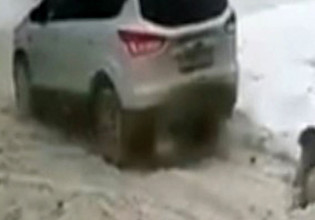 Ρωσία: Δεν την είδε γιατί φορούσε λευκό παλτό και χιόνιζε και την παρέσυρε 2 φορές με το αυτοκίνητο του