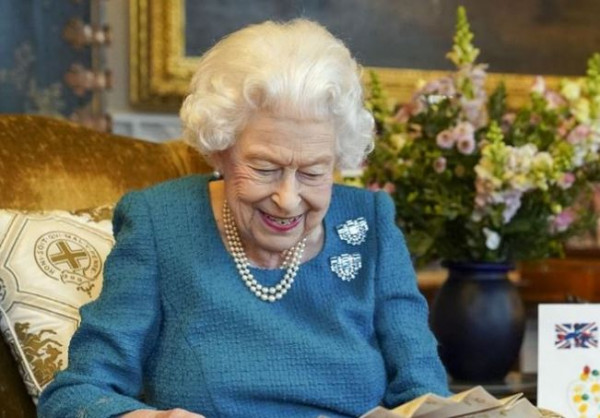 Βρετανία: Θετική στον κοροναϊό η βασίλισσα Ελισάβετ