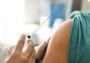 Έρευνα: Πενταπλάσια η πιθανότητα επαναλοίμωξης από κοροναϊό για τους ανεμβολίαστους