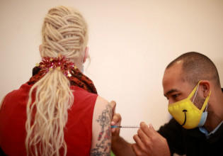 Εμβόλια: Δεν υπάρχουν επαρκή στοιχεία για σύσταση τέταρτης δόσης στον γενικό πληθυσμό