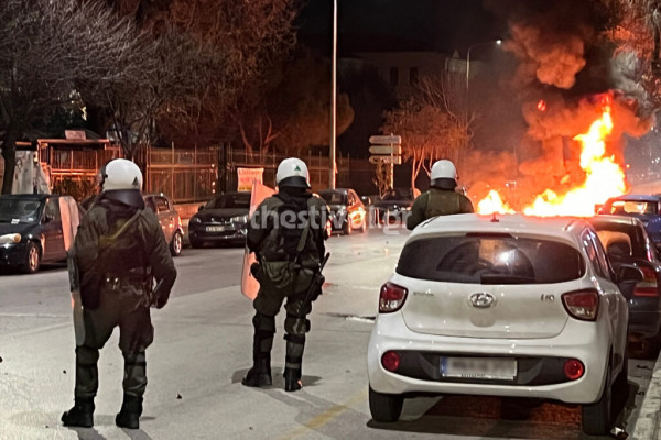 Θεσσαλονίκη: Νύχτα επεισοδίων –  Κουκουλοφόροι πέταξαν μολότοφ σε διμοιρία των ΜΑΤ