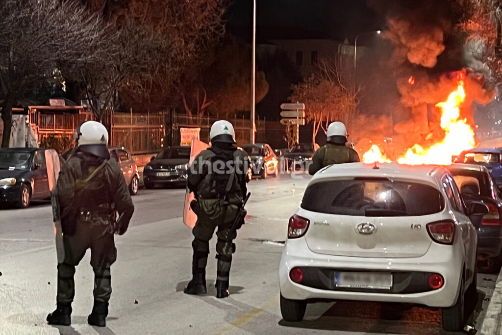 Θεσσαλονίκη: Νύχτα επεισοδίων -  Κουκουλοφόροι πέταξαν μολότοφ σε διμοιρία των ΜΑΤ