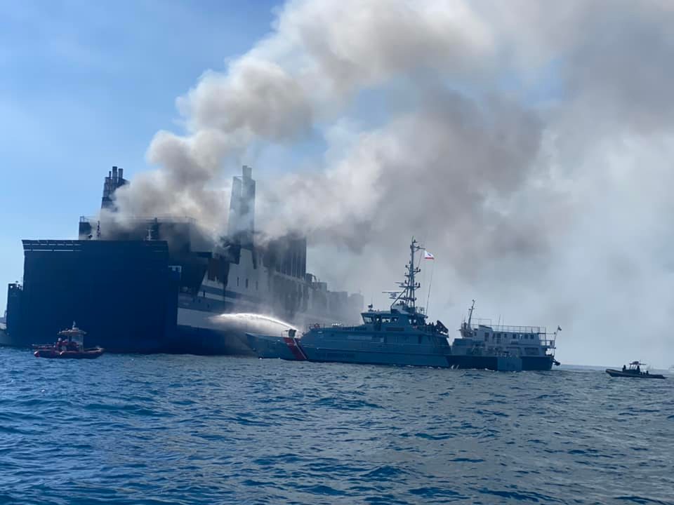 Κέρκυρα: Στις Αρχές ο πλοίαρχος και δύο μηχανικοί του Euroferry Olympia - Συνεχίζεται η κατάσβεση του πλοίου