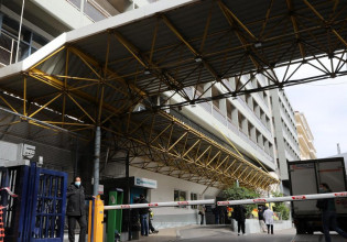 «Ευαγγελισμός»: Αίσιο τέλος – Κατέβηκε η γυναίκα που απειλούσε να πέσει από την ταράτσα